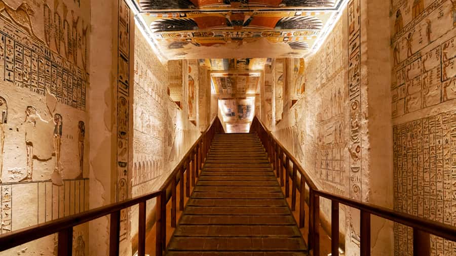 Luxor: Private Tour to Valley of Kings & Hatshepsut Temple. - A private car makes a short tour workable