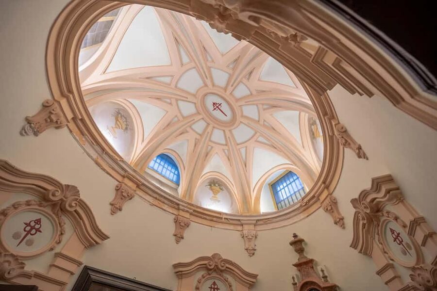 Madrid: Entrance to the Monastery of Las Comendadoras de Santiago - The girls’ chapel and its personal scale