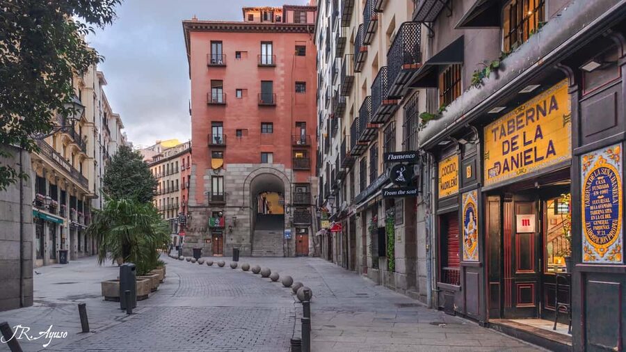 Madrid Must-see with Atardeder at the Debod Temple - Plaza de la Armería and Almudena Cathedral