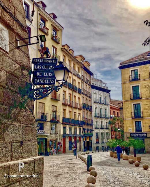 Madrid Must-see with Atardeder at the Debod Temple - Sabatini Gardens and the palace district