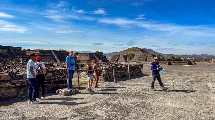 Mexico City: Teotihuacan, Tlatelolco & Guadalupe Shrine Tour - Guadalupe shows the living heart of Mexican Catholicism