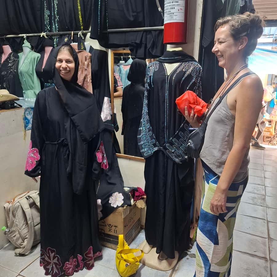 MOMBASA:FortJesus,OldTown,SpiceMarket, Shiva Temple DayTour. - Preparing for the walk