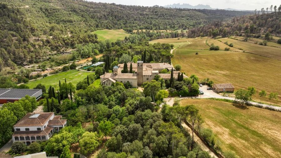 Món Sant Benet Monastery Tickets - The church and cloister: the essential medieval setting