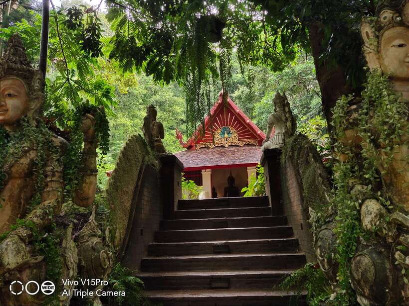 Monk trails hike, Wat Phalat, Monk chanting, Wat Doi Suthep. - What the chanting adds to the visit
