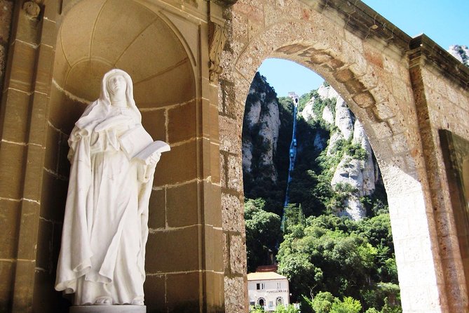 Montserrat Monastery and Sagrada Familia Tour with Liquor Tasting - Two Barcelona icons in one demanding day