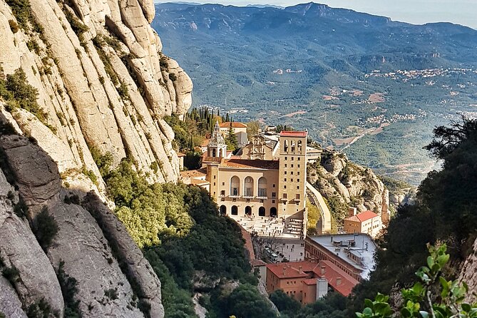 Montserrat Nature Experience, Monastery and Museum - Three hours among rock towers and boxwood