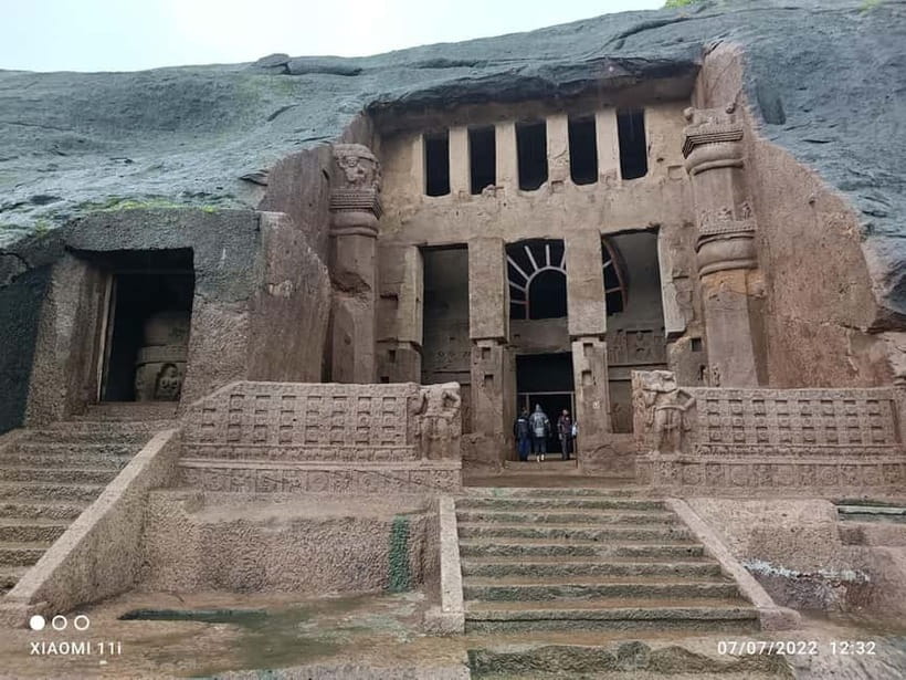 Mumbai: Buddhist Kanheri Caves with Golden Pagoda Temple - What the cave walk is like