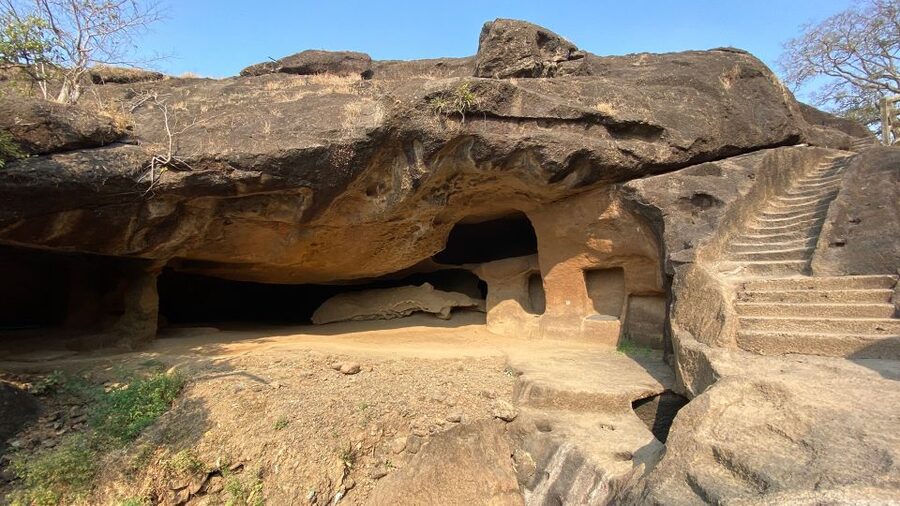 Mumbai: Kanheri Caves and The Golden Pagoda Temple - Two Buddhist sites, two very different moods