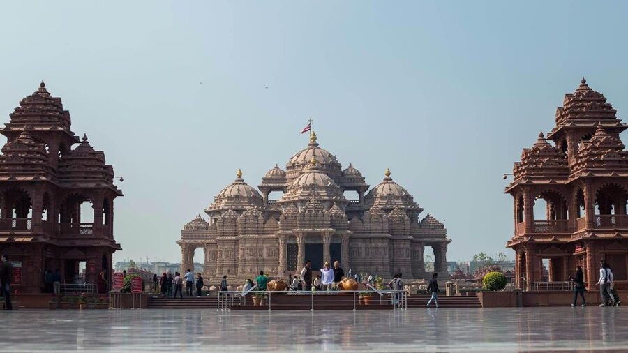 New Delhi: Akshardham Temple Tour with Water and Light Show - Guide quality and language support
