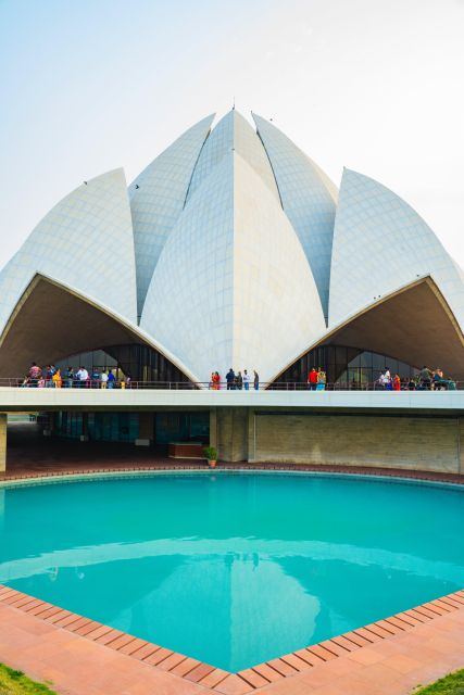 New Delhi: Lotus Temple Private Tour with Skip-the-Line - Seeing the award-winning lotus design