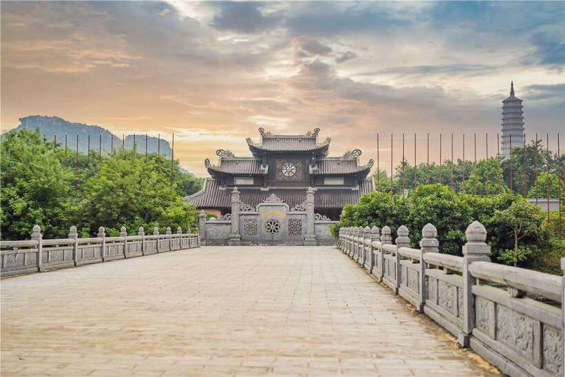 Ninh Binh : Mua Cave, Bai Dinh Pagoda, and Trang An Day Tour - Why the guide and timing matter