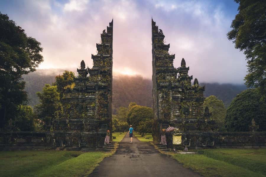 North Bali: Banyumala Waterfall and Ulun Danu Beratan Temple - Handara Gate and the reality behind the photo