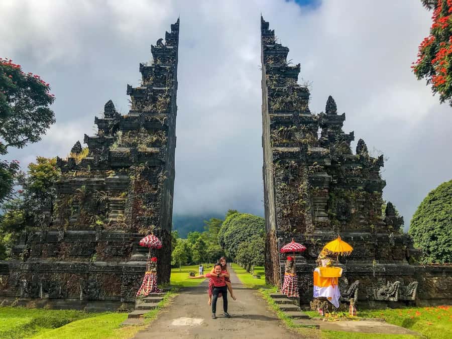 North Bali: Banyumala Waterfall and Ulun Danu Beratan Temple - The giant tree at Kayu Putih Village