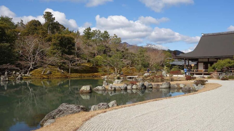 Osaka/Kyoto: Arashiyama, Nara Park, Fushimi Shrine Tour - Guiding is helpful but deliberately light
