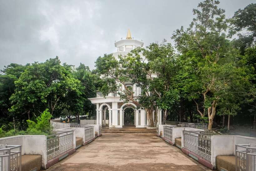 Phuket: Wat Chalong, Viewpoint, and Old Town Guided Tour - Cashew factory: a brief tasting stop with mixed appeal