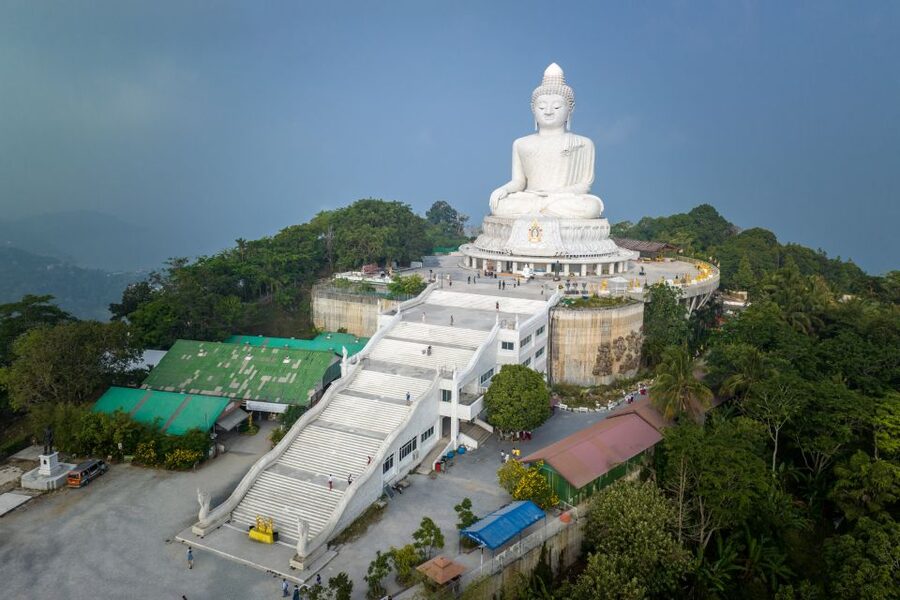 Phuket: Wat Chalong, Viewpoint, and Old Town Guided Tour - Guides, vans, and the value of a small group