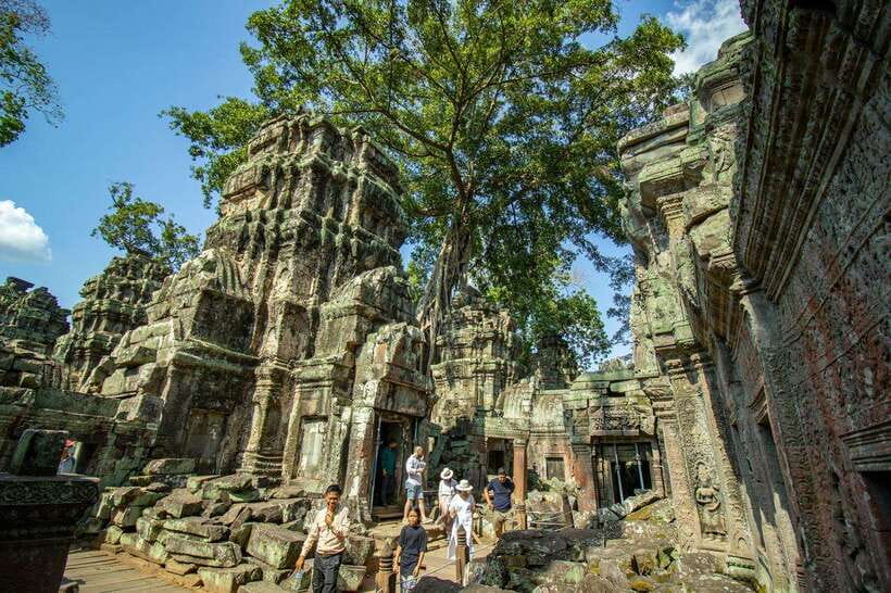Private Angkor Wat Sunset Tour with Lunch and Snack Included - Lunch near the temples, with time to reset