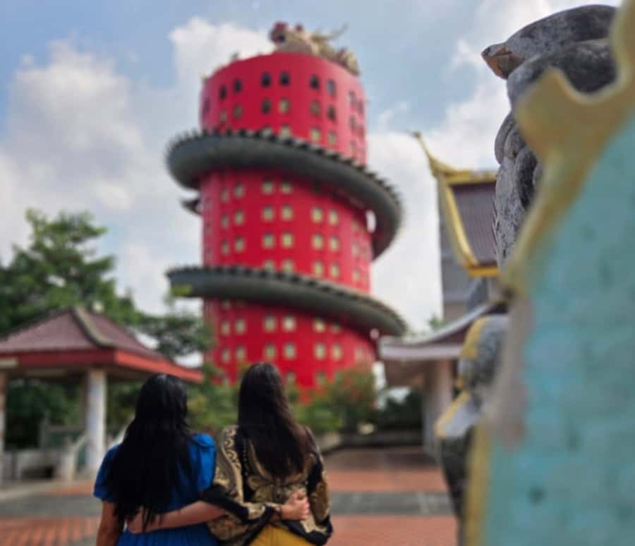 Private Floating & Train Market + DRAGON Temple + Thai Cafe - Tropical fruit and local snacks