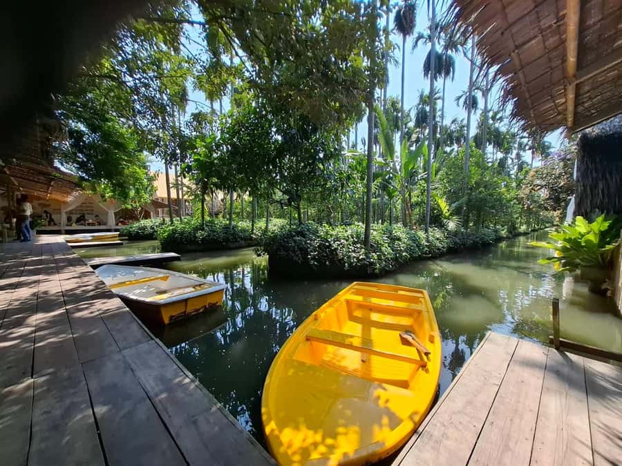 Private Floating & Train Market + DRAGON Temple + Thai Cafe - Is $150 per person good value?