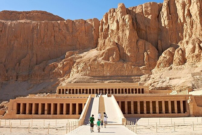 Private Full Day Tour of Luxor west Bank Tombs and temples - Colossi of Memnon: a short stop with a big visual impact