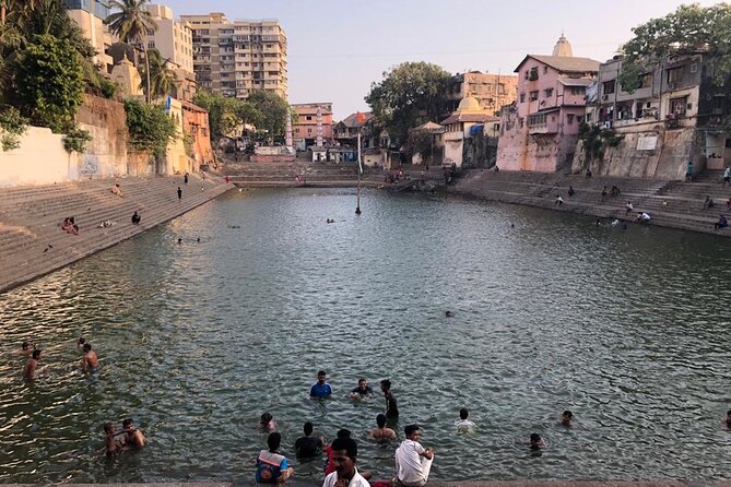Private Guided Spiritual Walk in Banganga Hindu Temples - Entering the Walkeshwar Temple Complex