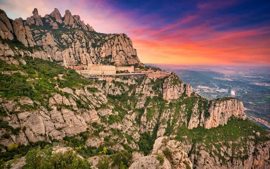 Private Montserrat Monastery with pickup + Winery or Caves - The one-hour walk to a better view