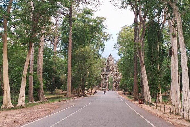 Private One Day Tour with Sunrise at Angkor Wat - Bayon and the famous stone faces