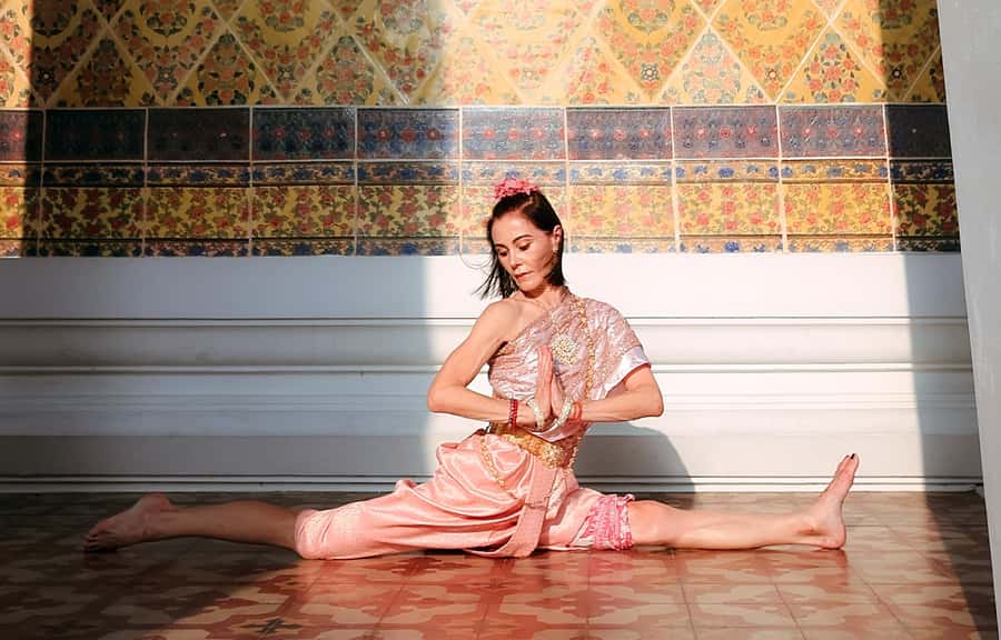 Professional Thai Costume Photography at Wat Arun, Bangkok - Meeting the Photographer at Wat Arun