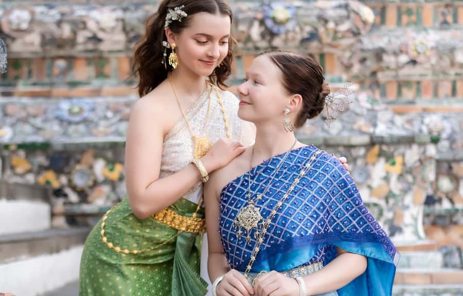 Professional Thai Costume Photography at Wat Arun, Bangkok - Adding a Thai Costume Before You Pose