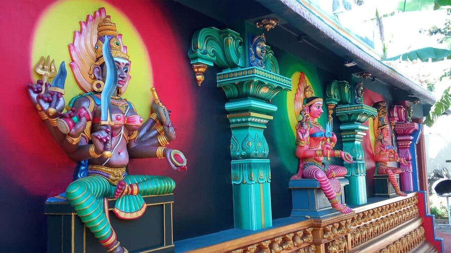 Réunion Island: Temples and religions Half-day tour - Tamoul Maha Karli temple and the strict clothing rules