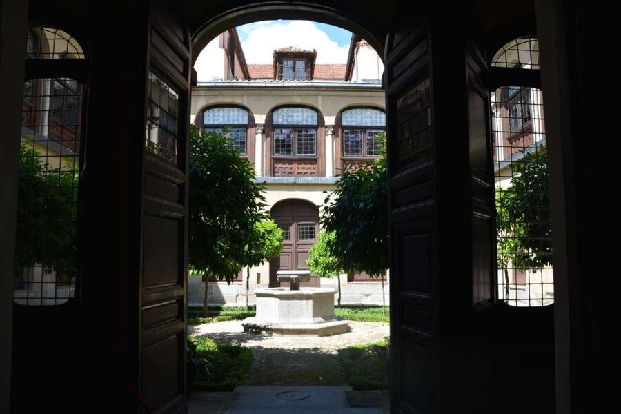 Royal Monastery of the Barefoot nuns: Guided Tour + Tickets - A royal convent hiding behind a sober facade