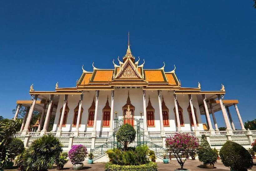 Royal Palace, National Museum & Wat Phnom with Private tour - Khmer art inside the National Museum