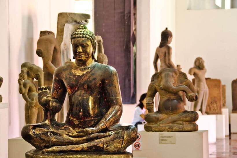 Royal Palace, National Museum & Wat Phnom with Private tour - Wat Phnom and the story of Phnom Penh