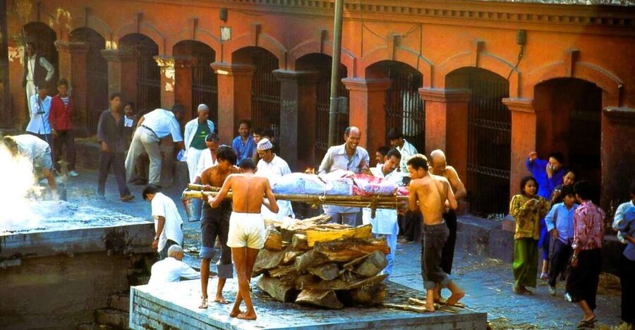 Sacred Pashupatinath: Aarati,Cremation Rites & Boudha Stupa - Aarati beside the sacred river