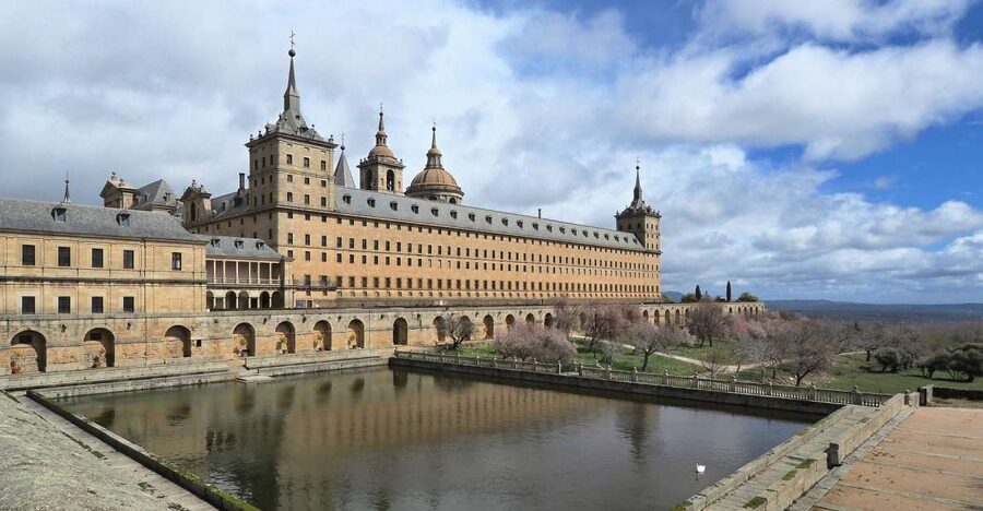 San Lorenzo de El Escorial: Monastery and Site Guided Tour - Key points at a glance