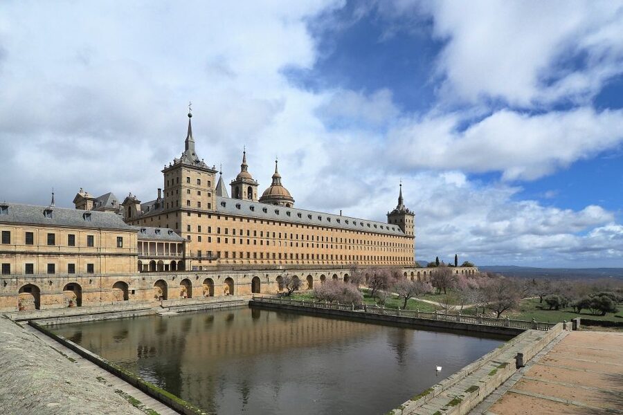 San Lorenzo de El Escorial: Monastery and Site Guided Tour - The basilica and the religious heart of the complex