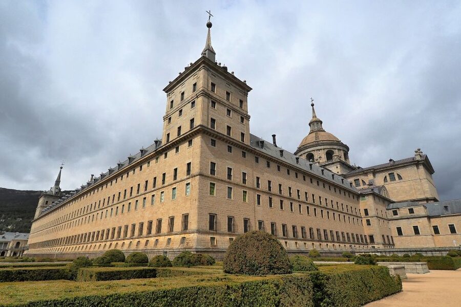 San Lorenzo de El Escorial: Monastery and Site Guided Tour - Meeting the guide at the Spanish-flag entrance