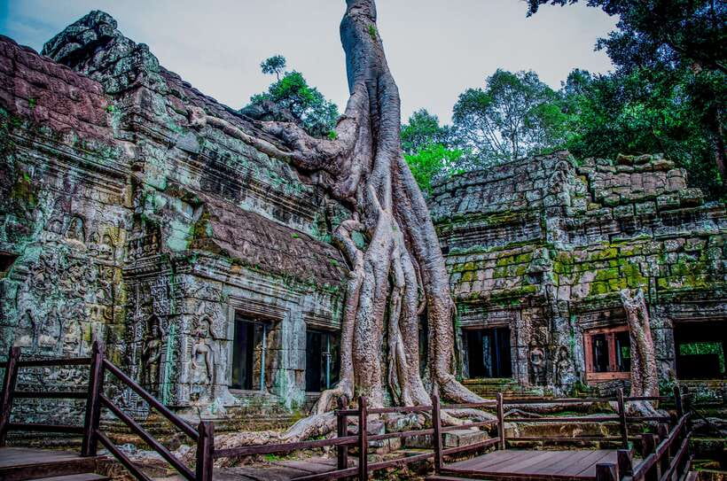 Seat-In-Coach: Small Circuit tour with Sunrise at Angkor Wat - Guides, explanations, and help with photographs
