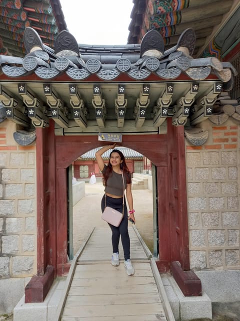 Seoul: 4-Hour Guided Tour to Palace, Bukchon, Jogyesa Temple - Bukchon Hanok Village and the old-new Seoul view