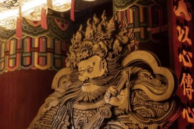 Palace, Temple and Market Guided Foodie Tour at Night