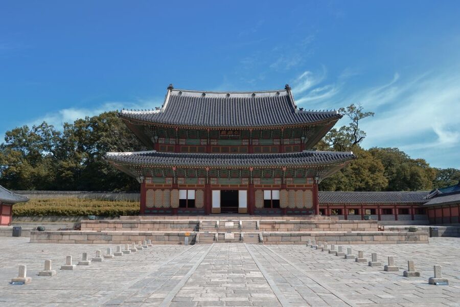 Seoul: UNESCO Sites tour: Palace, Shrine & Bukchon Village - Guides, transport, and the feel of the day
