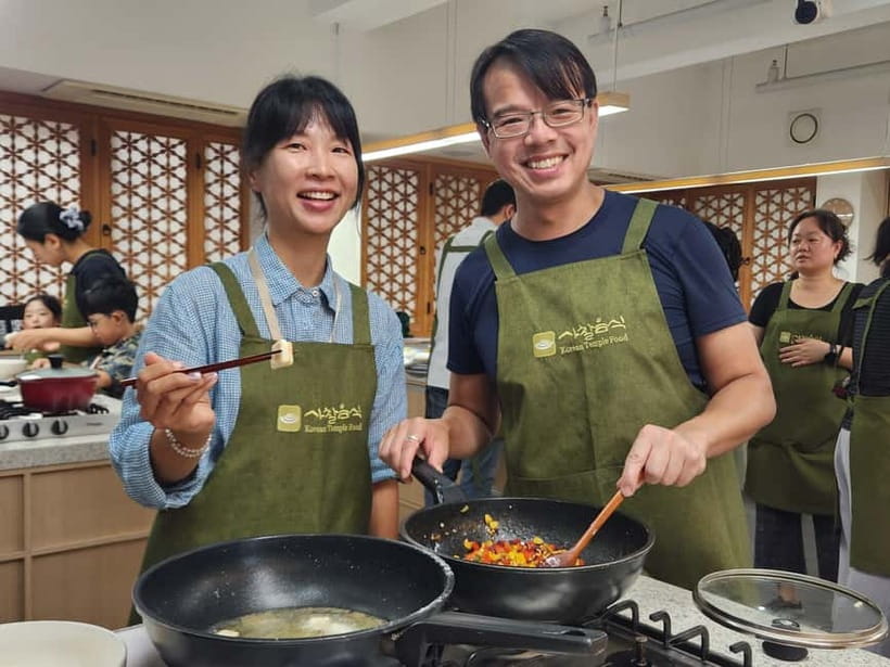 Seoul: Vegan Temple Food Class, Jogyesa & Changdeokgung Tour - Meeting the monk and making sense of Korean food rules