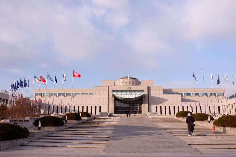 Seoul: War Memorial, Jogyesa Temple & Tapgol Park Tour - Jogyesa Temple and the working side of Seoul