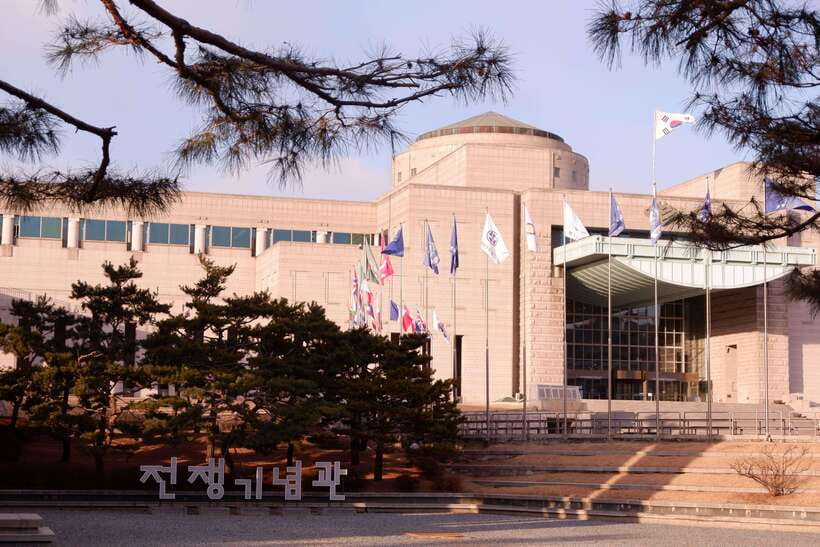 Seoul: War Memorial, Jogyesa Temple & Tapgol Park Tour - Walking, transport, and practical comfort