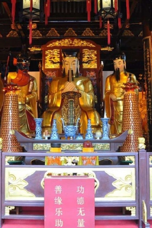 Shanghai: Yu Garden and City God Temple Walking Tour - Yu Garden Old Street and the art of browsing
