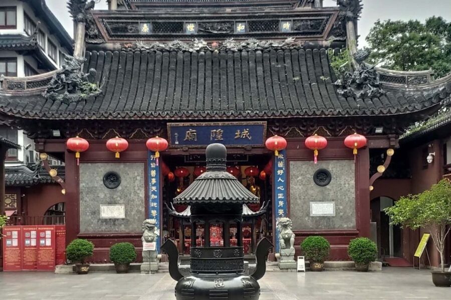 Shanghai: Yu Garden and City God Temple Walking Tour - Tea tasting at a local shop