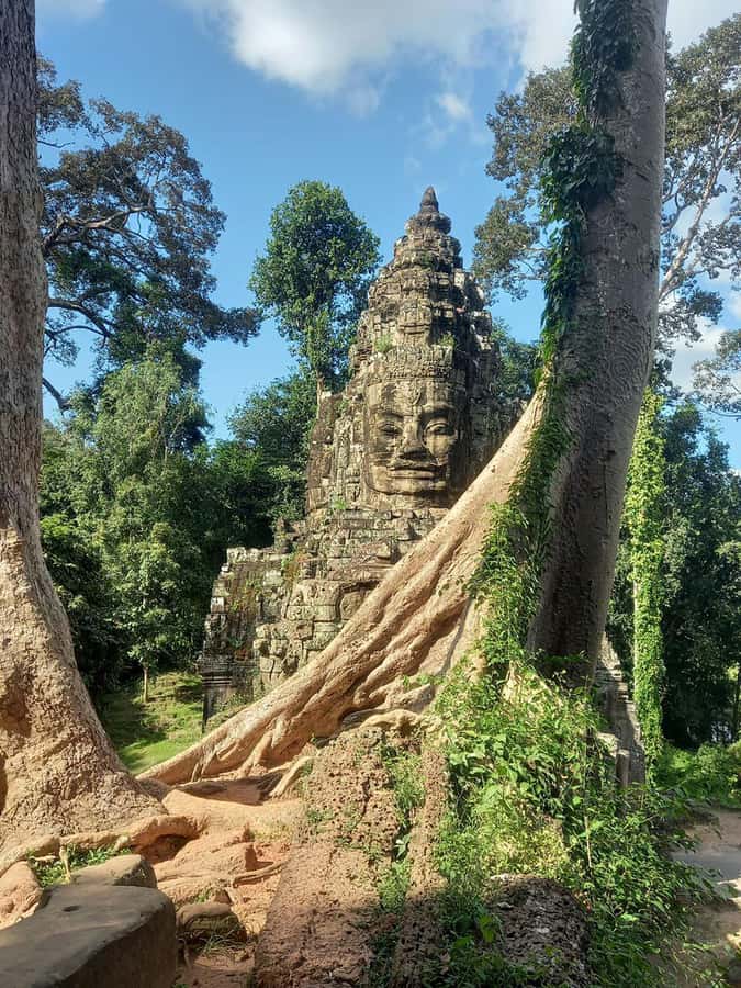 Shared day tour with Spanish-speaking guide at Angkor Temple. - Bayon and the faces that define Angkor