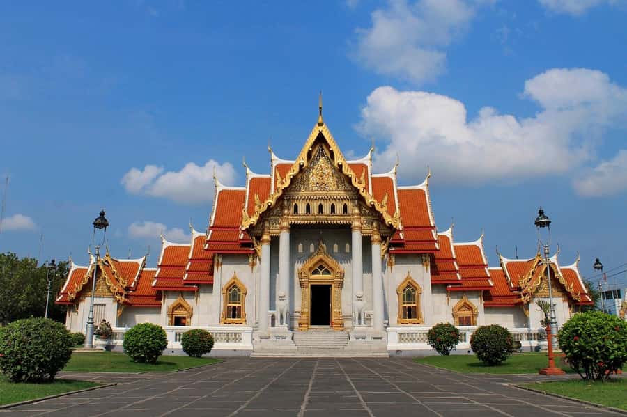 Shared Tour: Wat Pho, Wat Traimit and Wat Benchamabophit - Pak Khlong Talat, a 15-minute burst of color