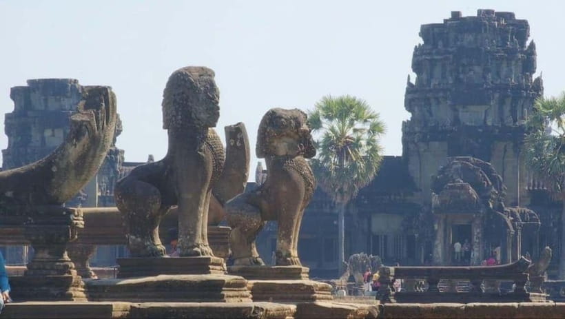 Siem Reap: 1-Day Angkor Wat Tour in Portuguese - Baphuon and Bayon’s serene stone faces