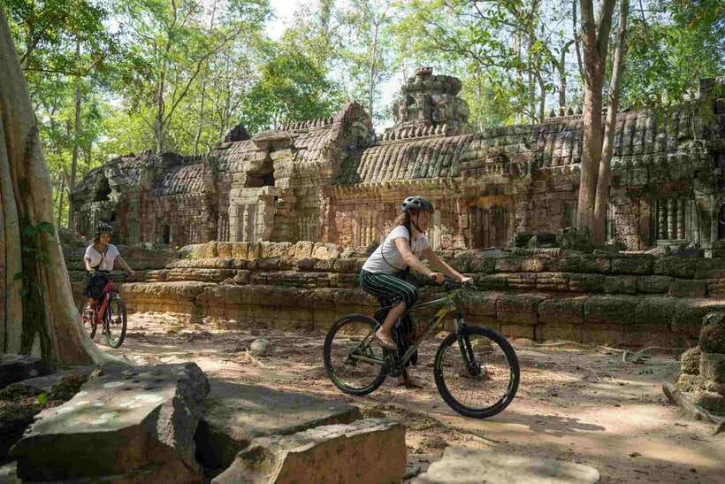 Siem Reap: Angkor Temples Off-Track Bicycle Tour - Bayon Temple and the benefit of a local guide
